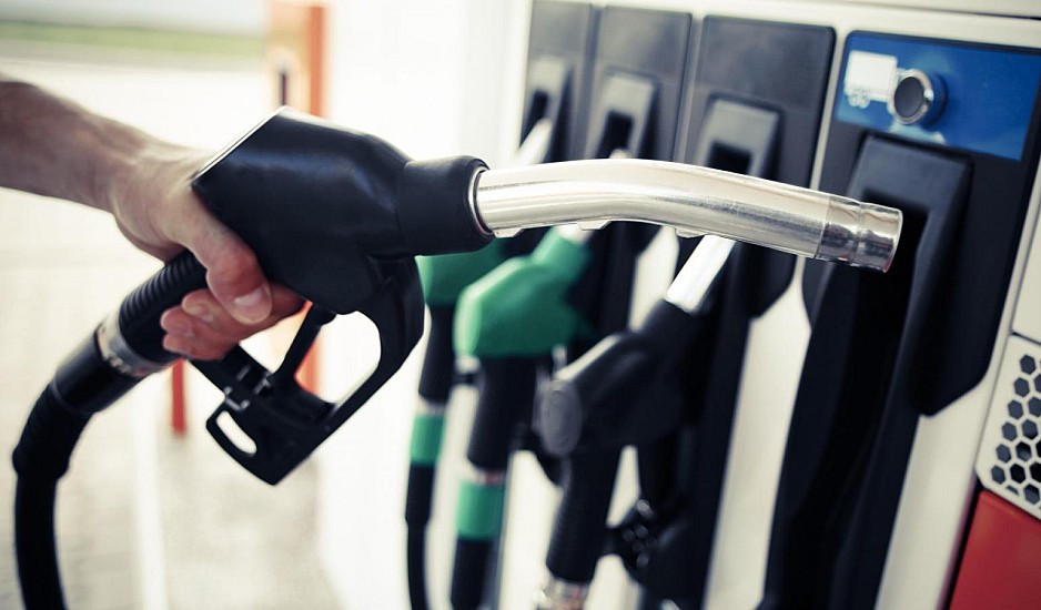 Στα ύψη τα καύσιμα: Ίδια τιμή βενζίνης και πετρελαίου κίνησης